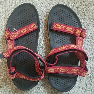 New flower design red TEVA sandals, Women's size 7